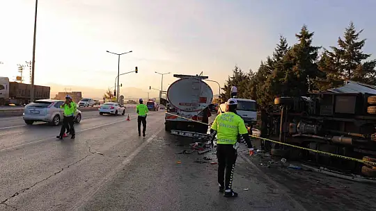 Yakıt tankerine çarpan kamyonetin sürücüsü hayatını kaybetti