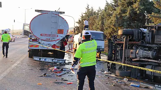 Yakıt tankerine çarpan kamyonetin sürücüsü hayatını kaybetti