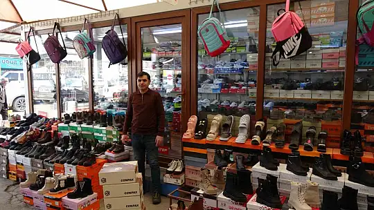 Kara Lastik ayakkabıya ilgi devam ediyor