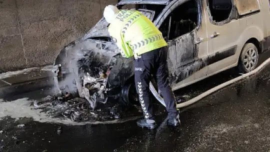 Yanan aracı trafik polisleri söndürdü