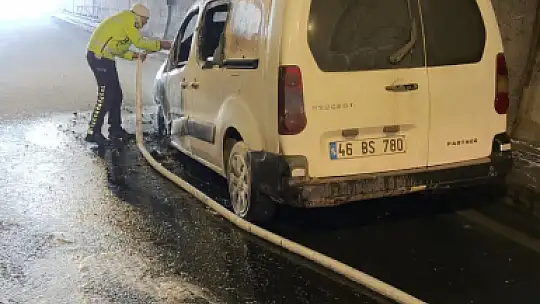 Yanan aracı trafik polisleri söndürdü