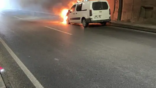 Yanan aracı trafik polisleri söndürdü