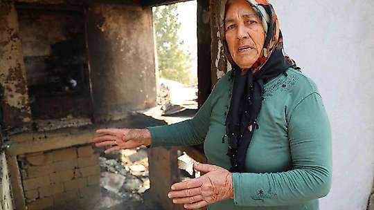 Yangında evleri küle dönen yaşlı çift: Bütün hatıralarım yandı