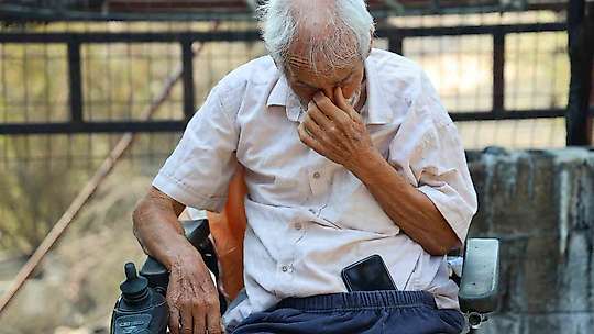 Yangında evleri küle dönen yaşlı çift: Bütün hatıralarım yandı