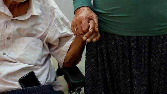 Yangında evleri küle dönen yaşlı çift: Bütün hatıralarım yandı