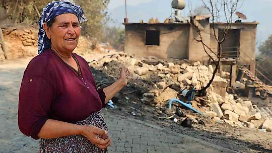 Yangında evleri küle dönen yaşlı çift: Bütün hatıralarım yandı
