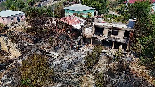 Yangında evleri küle dönen yaşlı çift: Bütün hatıralarım yandı