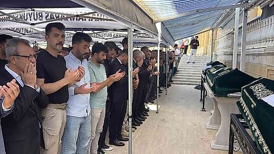 Yangında hayatını kaybeden engelli 3 kardeş toprağa verildi