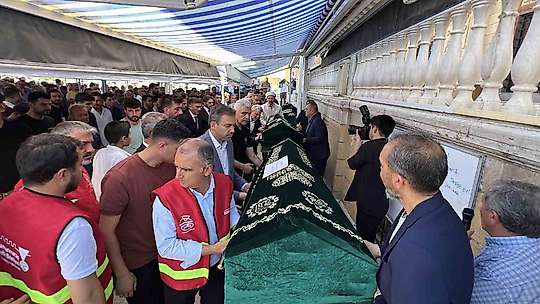 Yangında hayatını kaybeden engelli 3 kardeş toprağa verildi