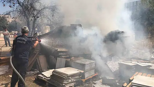 Adıyaman'da yapı malzemelerinden çıkan yangın paniğe neden oldu