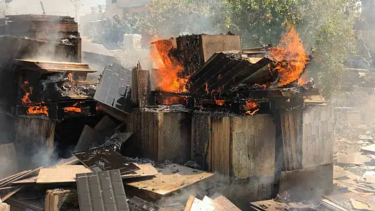 Adıyaman'da yapı malzemelerinden çıkan yangın paniğe neden oldu