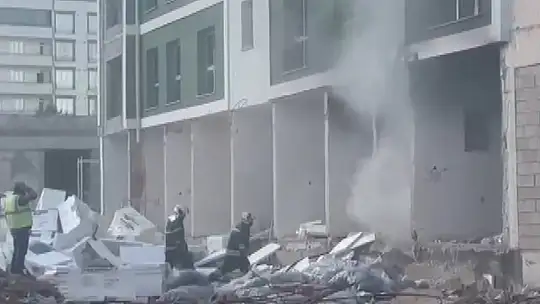 Yapımı devam eden deprem konutundaki yangın söndürüldü