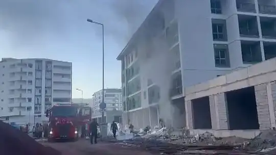 Yapımı devam eden deprem konutundaki yangın söndürüldü