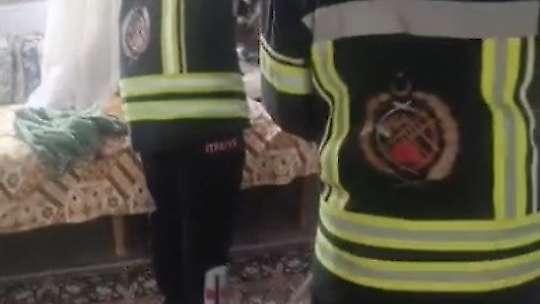 Yatak ve halıların arasına saklanan yılanı itfaiye buldu