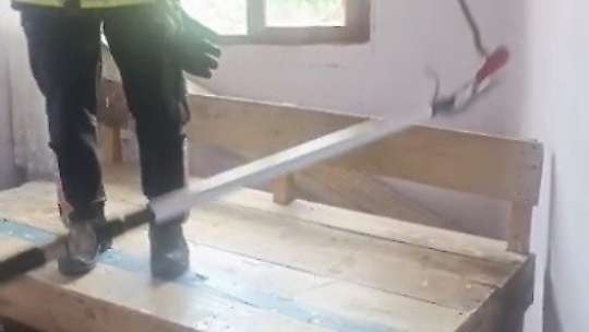 Yatak ve halıların arasına saklanan yılanı itfaiye buldu