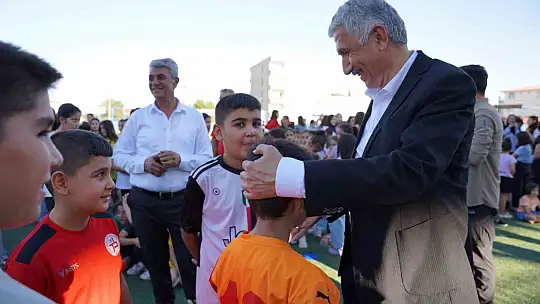 Yaz spor okullarına katılan öğrencilere forma desteği