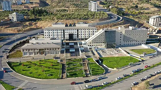 Yeniden Refah Partili Başkan Yardımcısı, belediye başkan yardımcısının kafasına şekerlikle vurdu