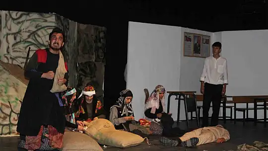 Yer Ayrı Ruh Aynı tiyatro gösterisi büyük beğeni topladı