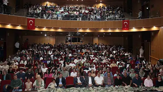 Yer Ayrı Ruh Aynı tiyatro gösterisi büyük beğeni topladı