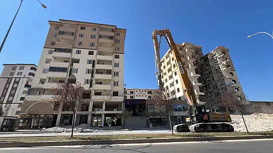 Yıkım çalışması sürüyor: Ortasında dev boşluk kalan bina dikkat çekti