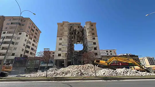 Yıkım çalışması sürüyor: Ortasında dev boşluk kalan bina dikkat çekti