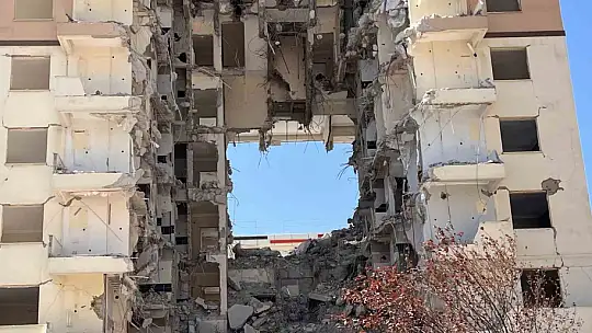 Yıkım çalışması sürüyor: Ortasında dev boşluk kalan bina dikkat çekti