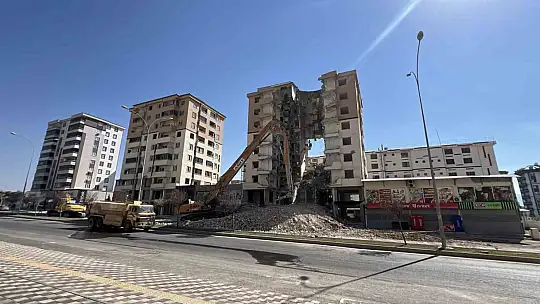 Yıkım çalışması sürüyor: Ortasında dev boşluk kalan bina dikkat çekti
