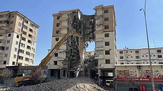 Yıkım çalışması sürüyor: Ortasında dev boşluk kalan bina dikkat çekti