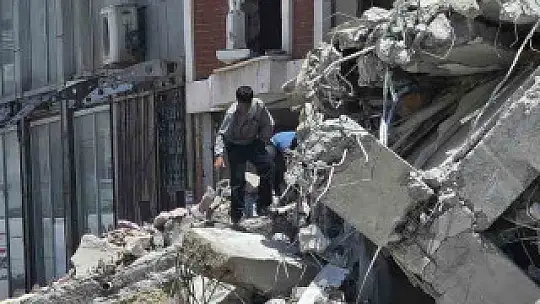 Yıkım çalışması yarım bırakılan bina tehlike saçıyor