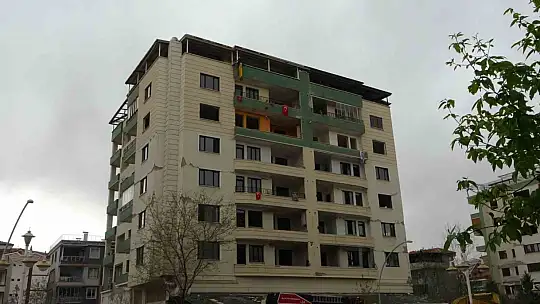 Yıkım kararı verilen binasında intihar girişiminde bulunan kadını polis kurtardı