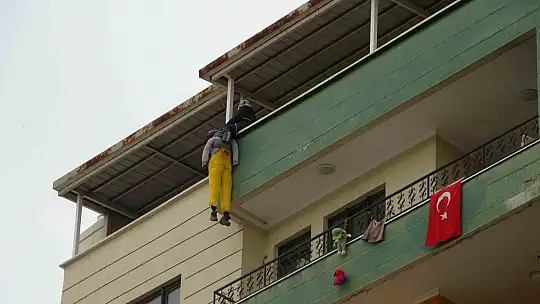 Yıkım kararı verilen binasında intihar girişiminde bulunan kadını polis kurtardı