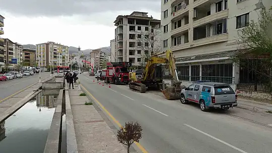 Yıkım kararı verilen binasında intihar girişiminde bulunan kadını polis kurtardı