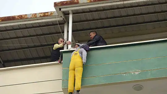 Yıkım kararı verilen binasında intihar girişiminde bulunan kadını polis kurtardı