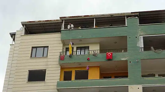 Yıkım kararı verilen binasında intihar girişiminde bulunan kadını polis kurtardı