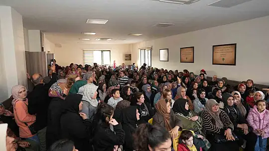 Yılmaz Karşıyaka'da kadınlarla buluştu