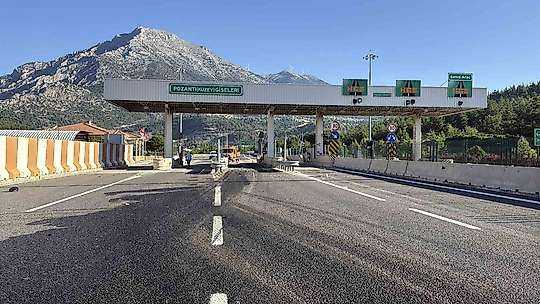Yolcu otobüsü bariyere çarptı: 5 yaralı