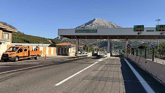 Yolcu otobüsü bariyere çarptı: 5 yaralı