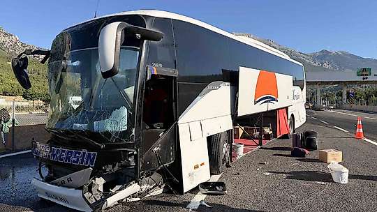 Yolcu otobüsü bariyere çarptı: 5 yaralı