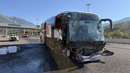 Yolcu otobüsü bariyere çarptı: 5 yaralı