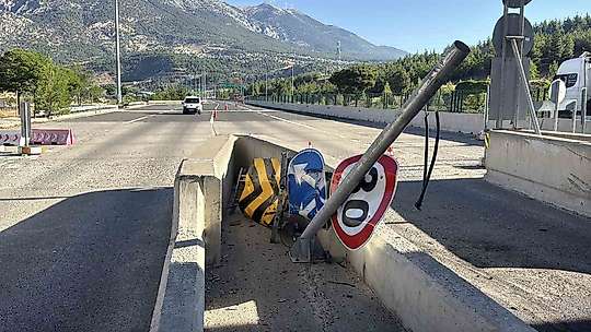 Yolcu otobüsü bariyere çarptı: 5 yaralı