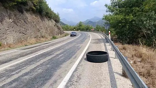 Yoldaki kamyon lastiğine çarpma anı saniye saniye görüntülendi