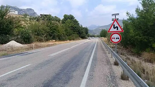 Yoldaki kamyon lastiğine çarpma anı saniye saniye görüntülendi