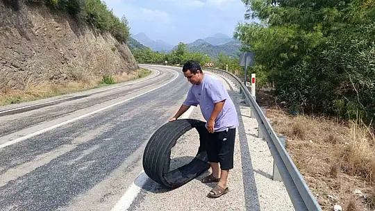 Yoldaki kamyon lastiğine çarpma anı saniye saniye görüntülendi
