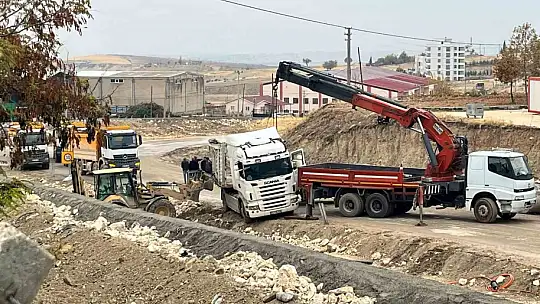 Yoldan çıkan tır trafiği kapattı