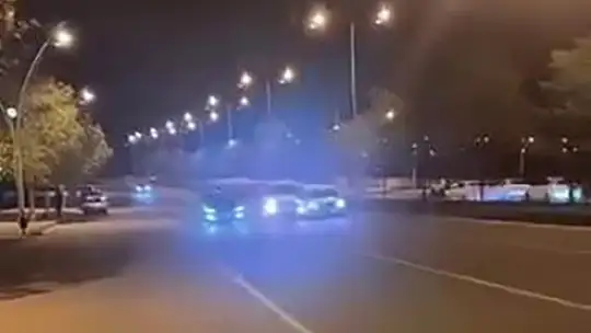 Yolu çekerken kaza anını kaydettiler