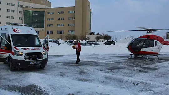 Yolu kapalı köyde rahatsızlanan anne ve bebeği ambulans helikopterle kurtarıldı