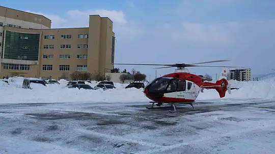 Yolu kapalı köyde rahatsızlanan anne ve bebeği ambulans helikopterle kurtarıldı