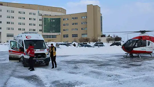 Yolu kapalı köyde rahatsızlanan anne ve bebeği ambulans helikopterle kurtarıldı