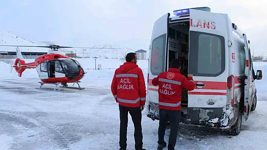 Yolu kapalı köyde rahatsızlanan anne ve bebeği ambulans helikopterle kurtarıldı