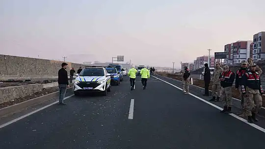 Yolun karşı tarafına geçmek isterken 2 aracın çarptığı adam hayatını kaybetti